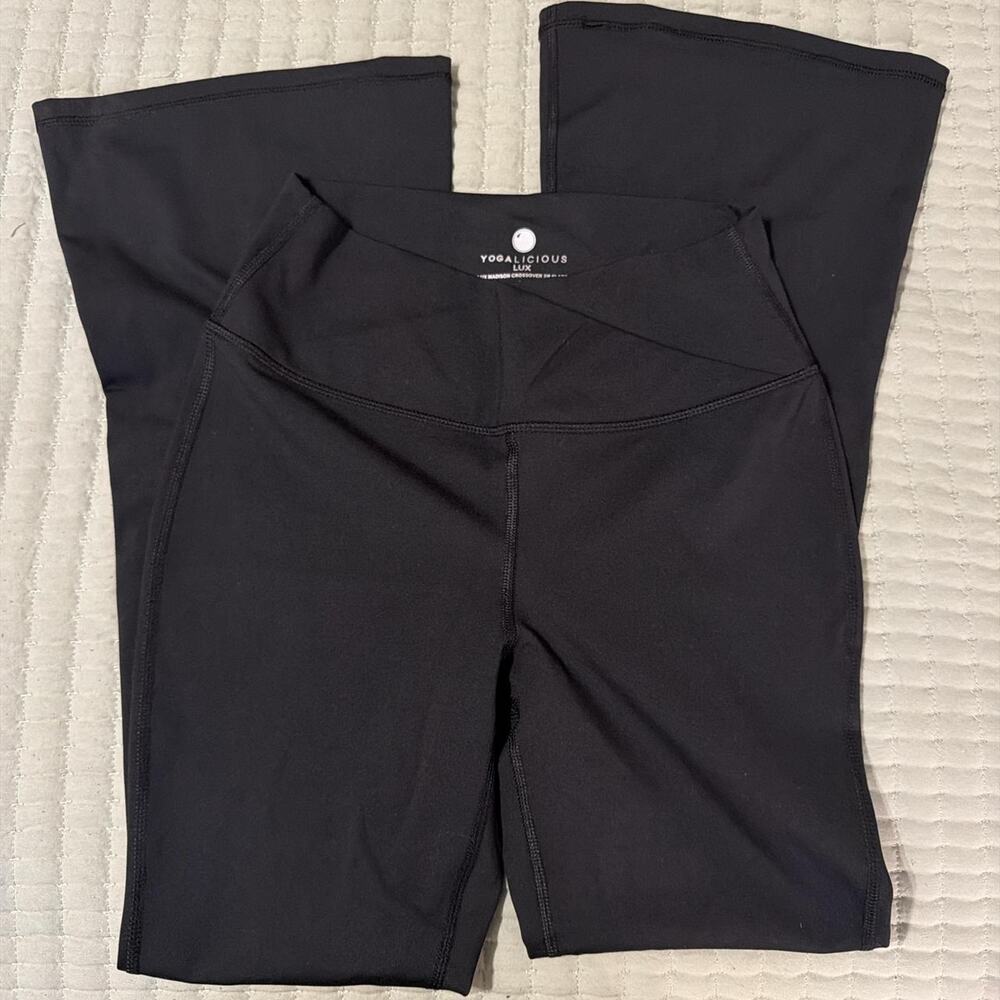 Black high waisted yoga pants with